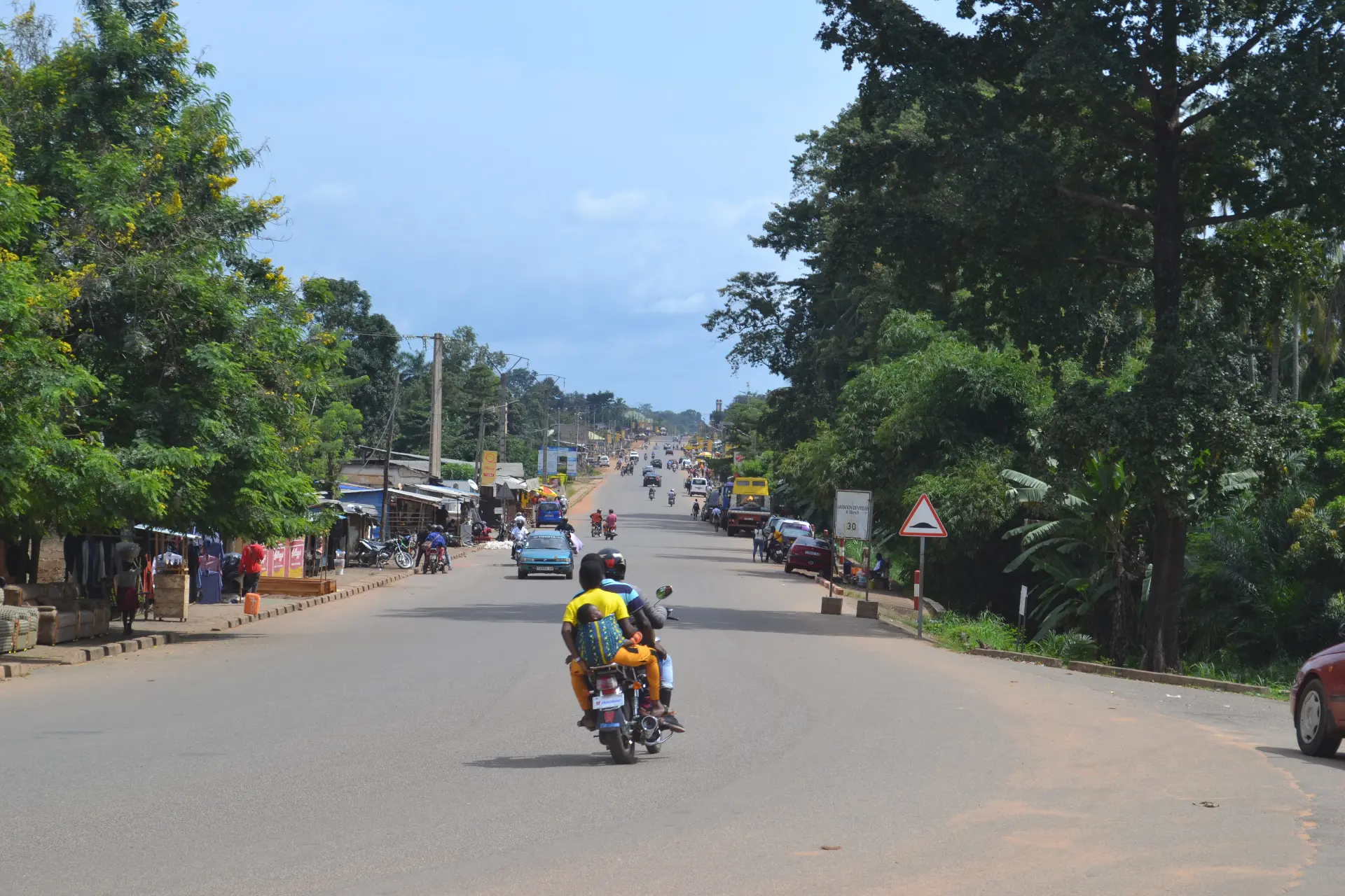 Straßenszene in Benin — Alltag entlang der Hauptstraße