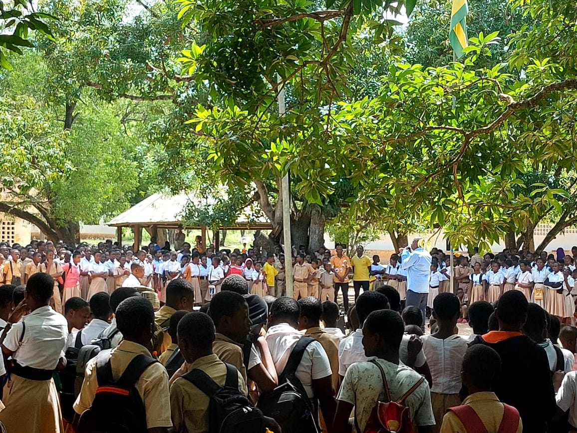 Schulversammlung unter Bäumen in Togo